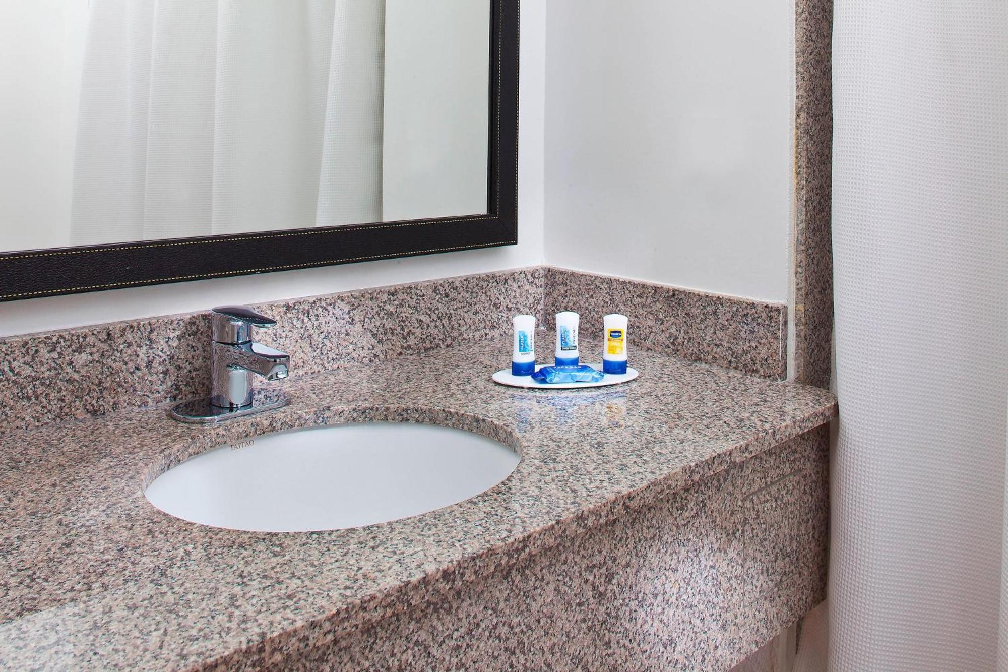 Fairfield Inn & Suites Houston Hobby Airport Exteriör bild